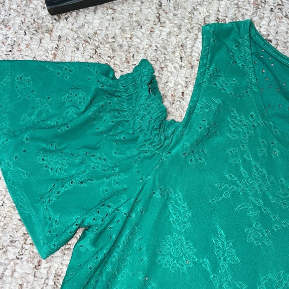 NWT W5 Beautiful Emerald Green Cold Shoulder short sleeve blouse. - Picture 10 of 12